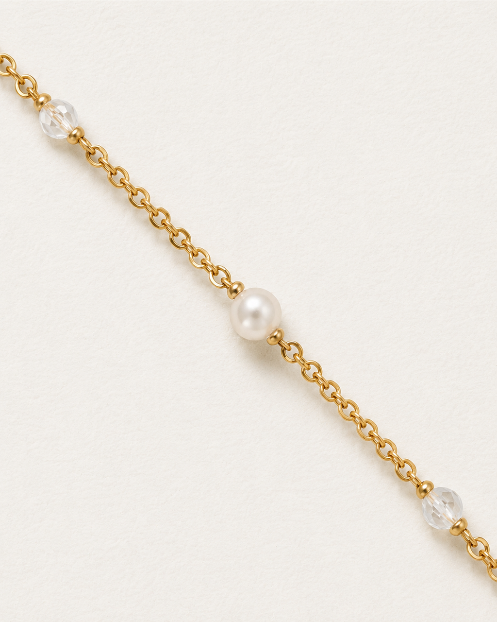 Chain bracelet with a white pearl