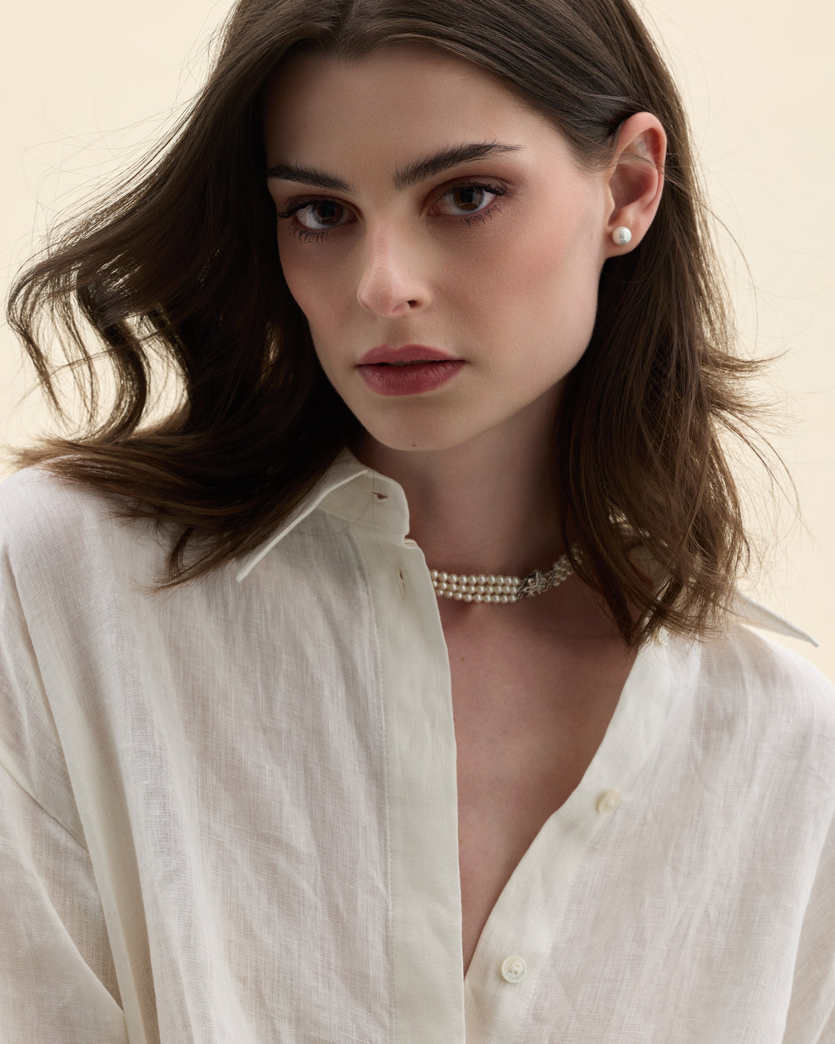 foto de modelo con collar y pendientes de perlas 