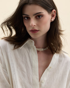foto de modelo con collar y pendientes de perlas 