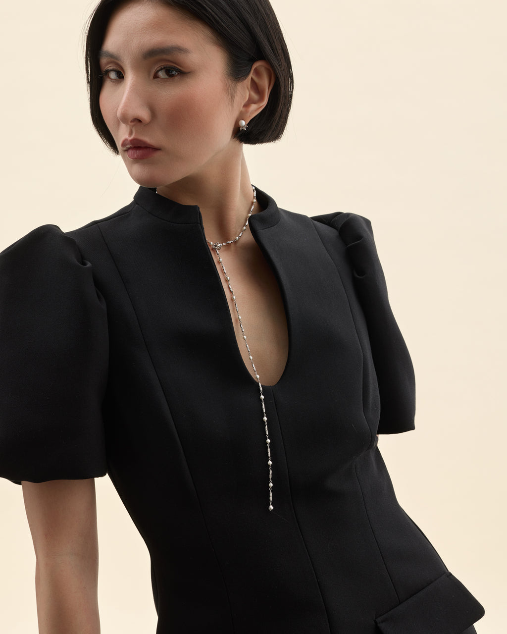 modelo con pendientes pequeños de perlas y circonitas