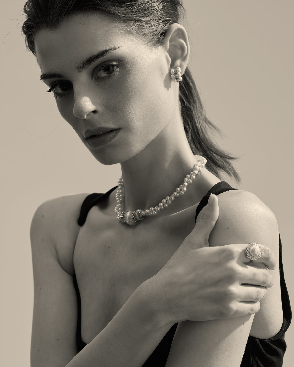 model amb arracades de perles amb forma de mitja creola