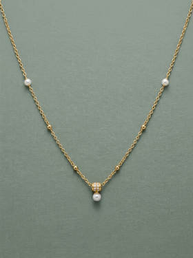 collar de cadena con perlas y centro dorado con perlas 