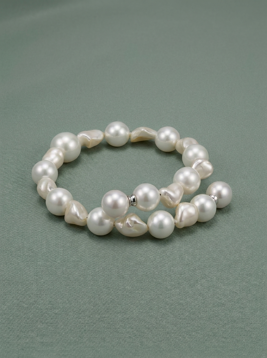 Starres Armband aus Barockperlen mit Silberdetails