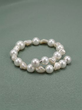 Pulsera de perlas barrocas rígida con detalles en plata