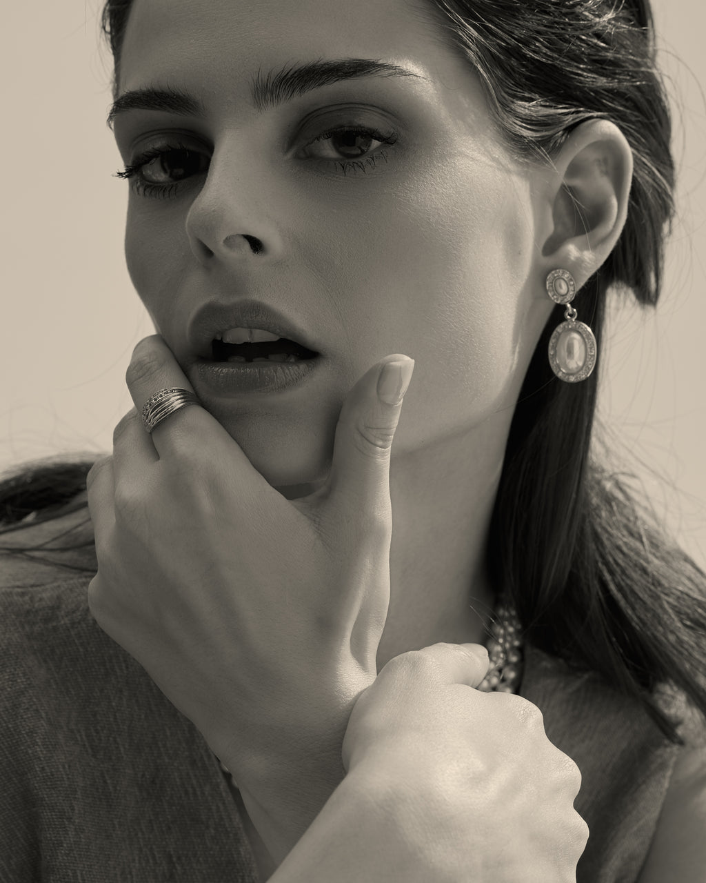 modelo con anillo de mitad de oro mitad circonita