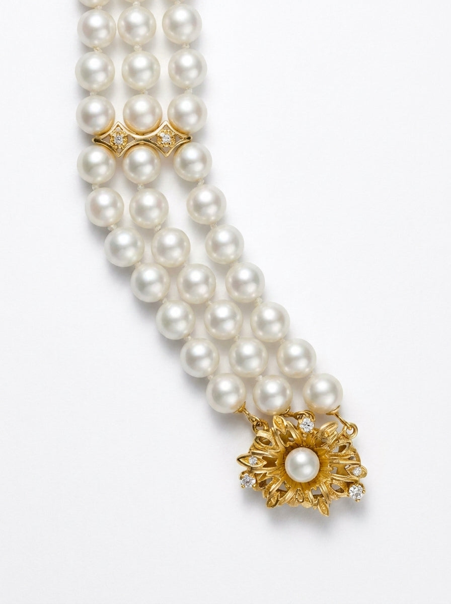 Detall de braçalet de perles i or