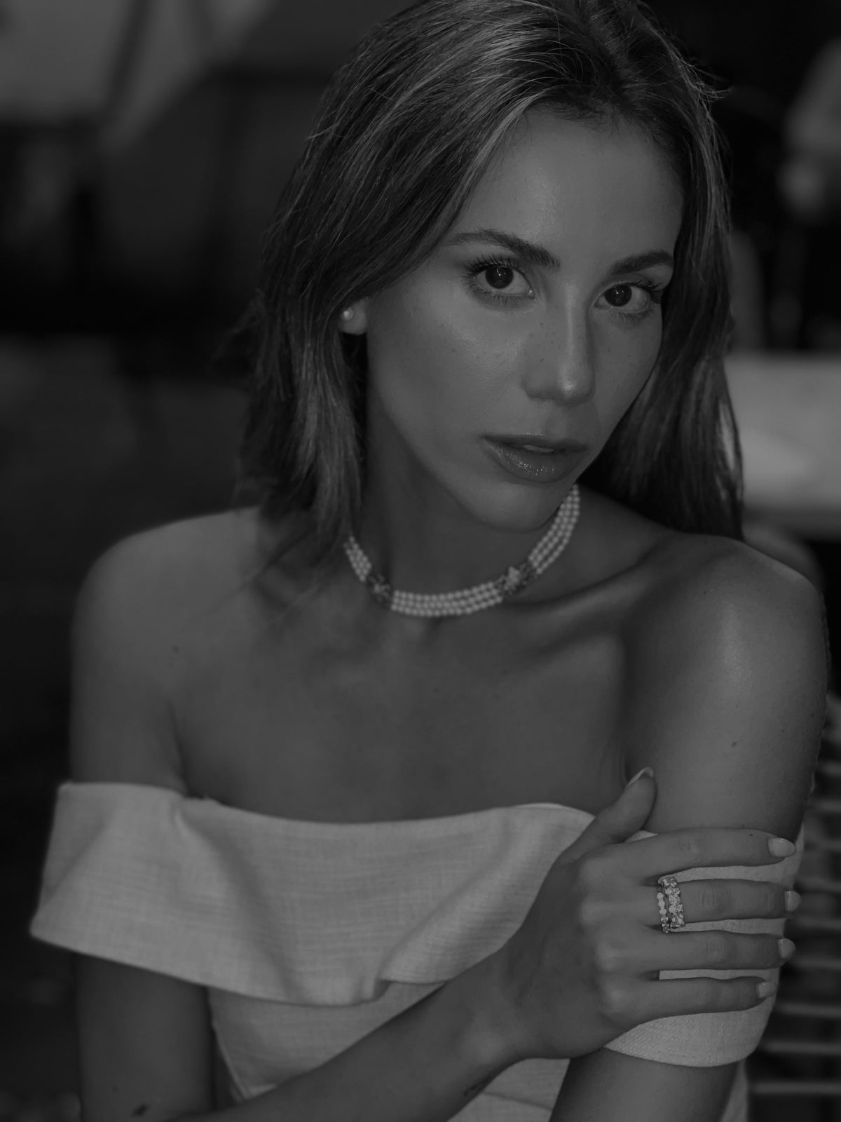 Orquídea — portrait with a pearl necklace