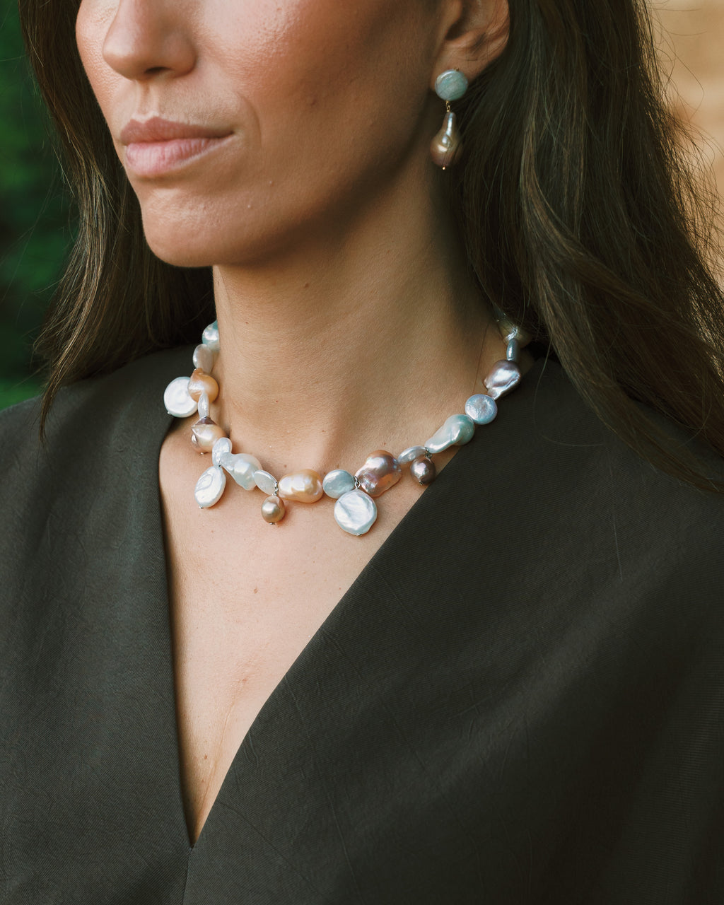 Modelo con collar perlas cultivadas colores