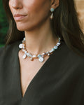 Modelo con collar perlas cultivadas colores