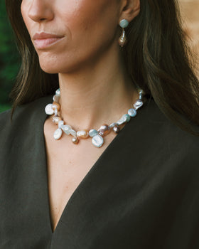 Modelo con collar perlas cultivadas colores