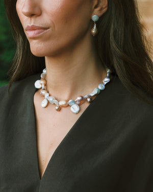 Modelo con collar perlas cultivadas colores