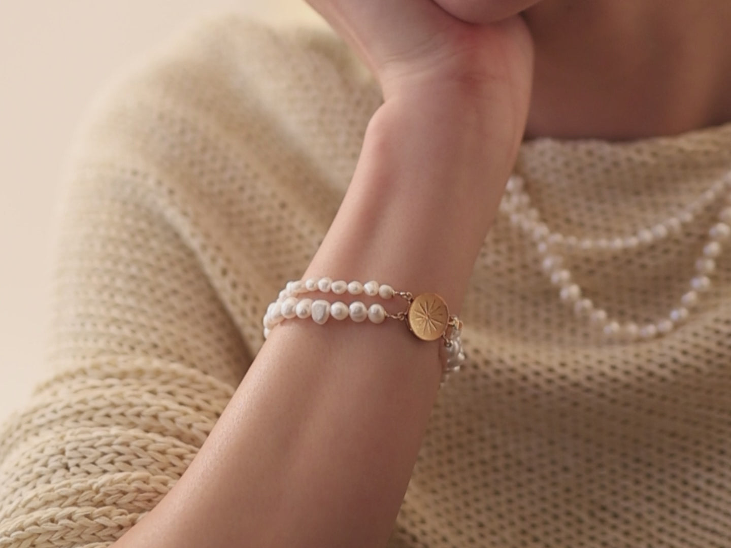 vídeo de brazalete con perlas